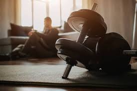 游戏陪练火爆：平均月收入7857元！金字塔赚到房子！